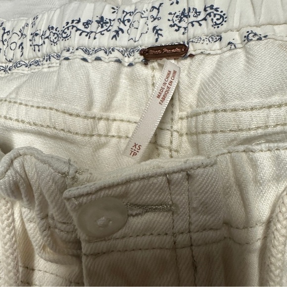 Free People Mixed Up Cotton Distressed Utility White Jeans Size XS - Picture 2 of 10